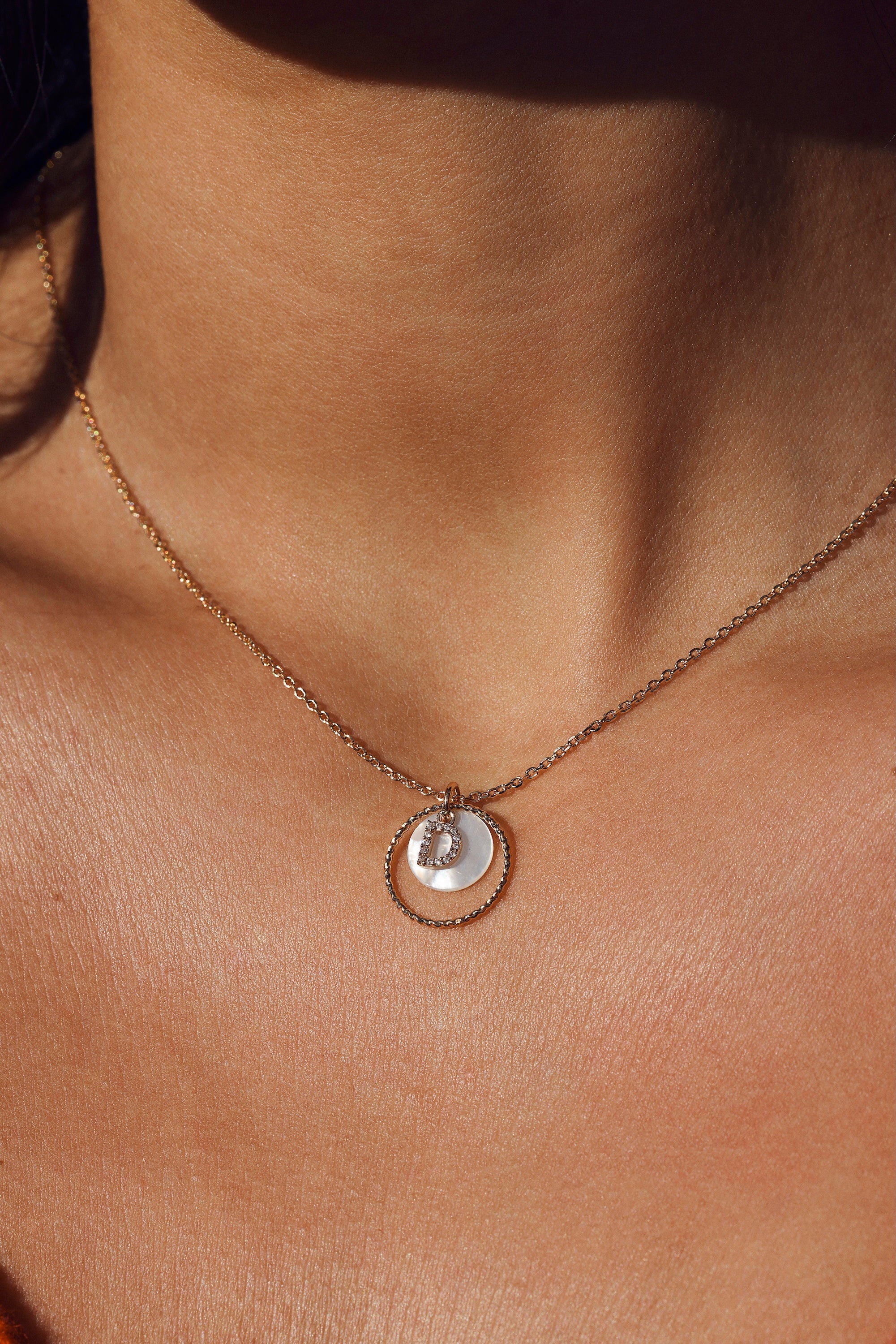 Collier personnalisable doré Nala S pendentif rond en nacre et anneau torsadé pour initiale - Bijou porté