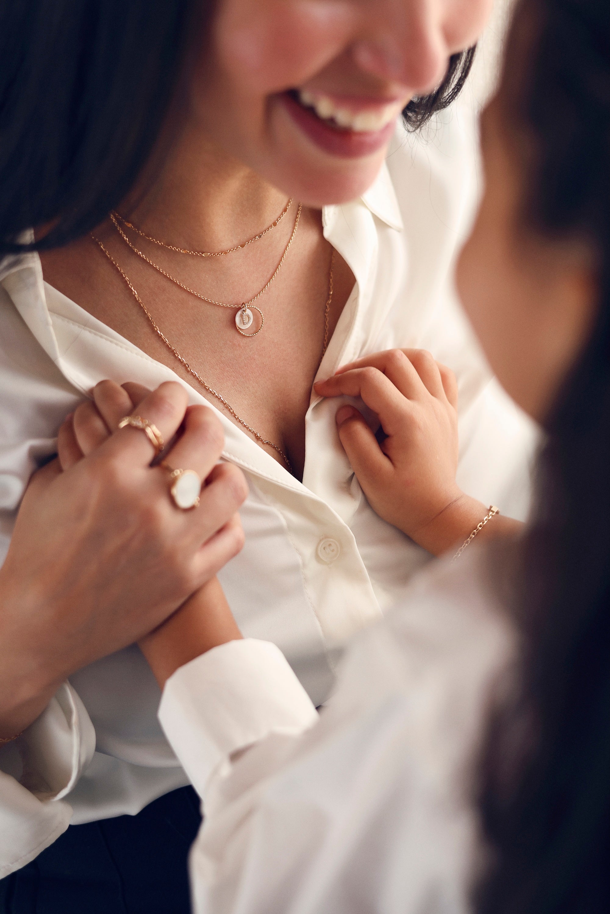 Collier personnalisable doré Nala S pendentif rond en nacre et anneau torsadé pour initiale - Bijou porté