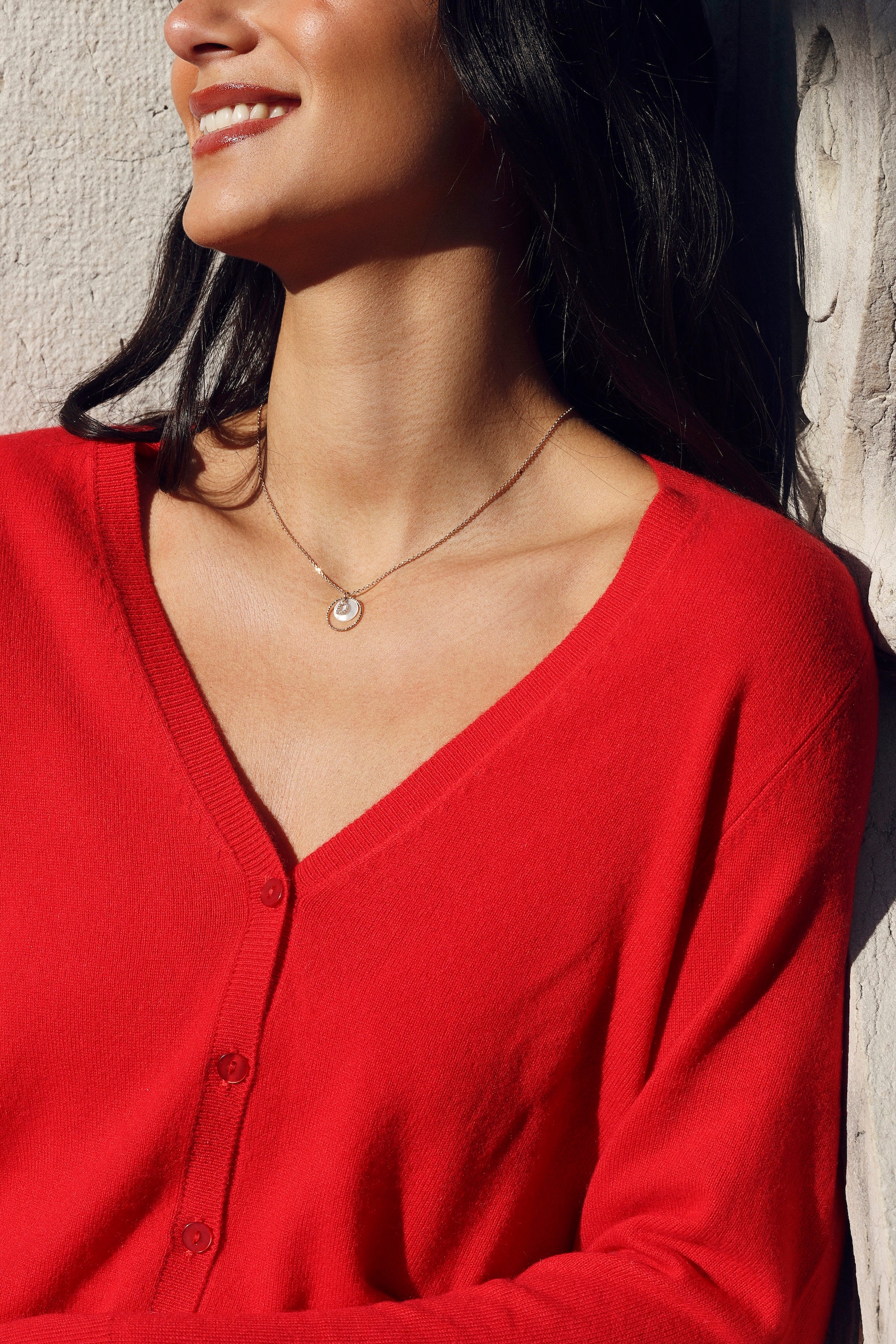 Collier personnalisable doré Nala S pendentif rond en nacre et anneau torsadé pour initiale - Bijou porté