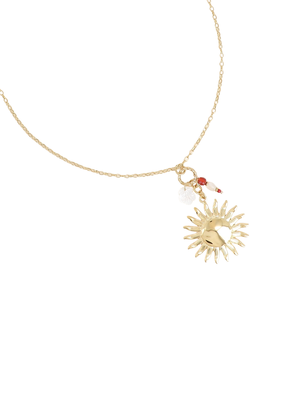 Collier doré Natanya avec anneau torsadé orné de pendentifs soleil, feuille en nacre et pierres naturelles - Bijou sur fond blanc