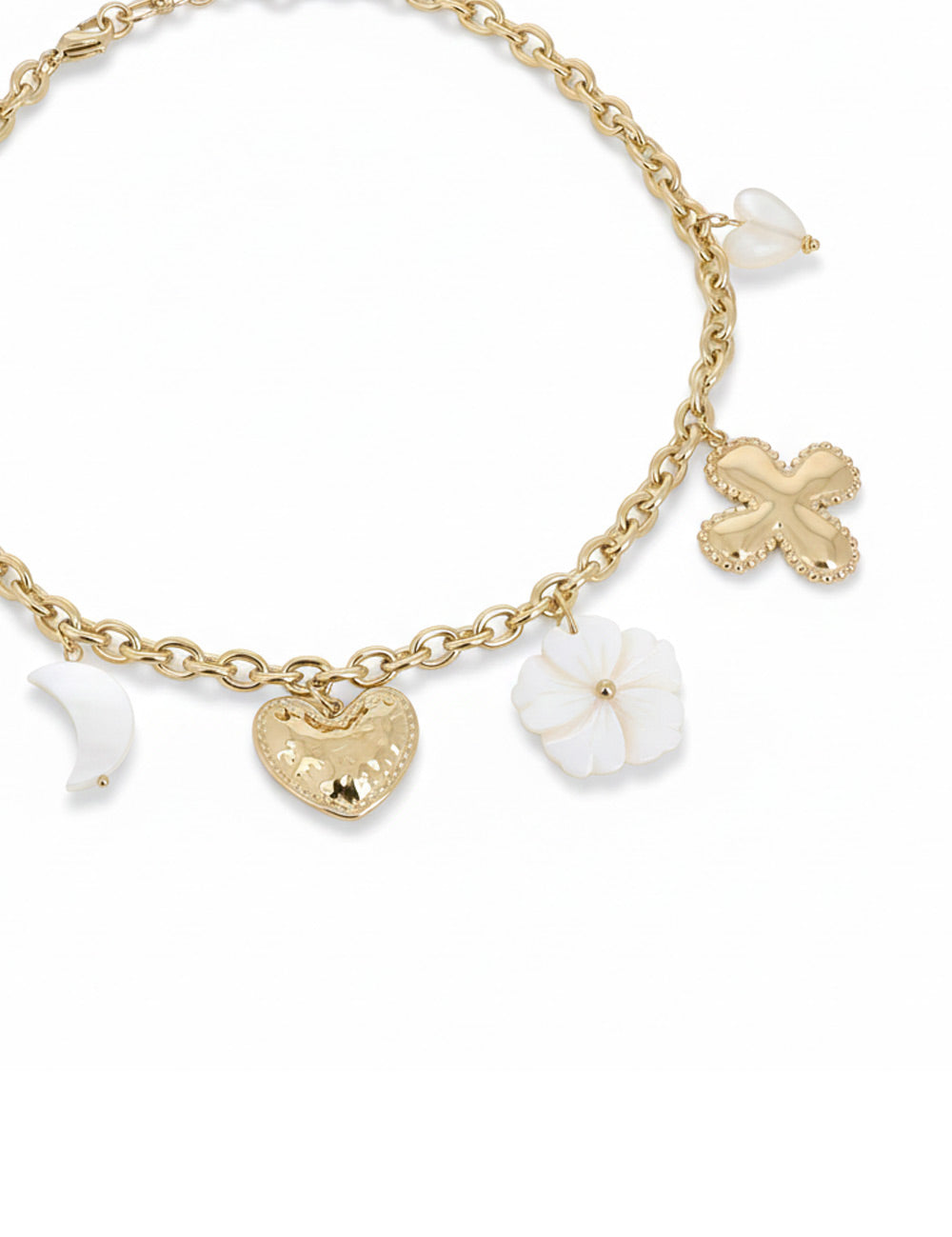 Collier doré maille Matty avec pendentifs coeurs, lune, fleur et trèfle - Bijou photographié sur fond blanc