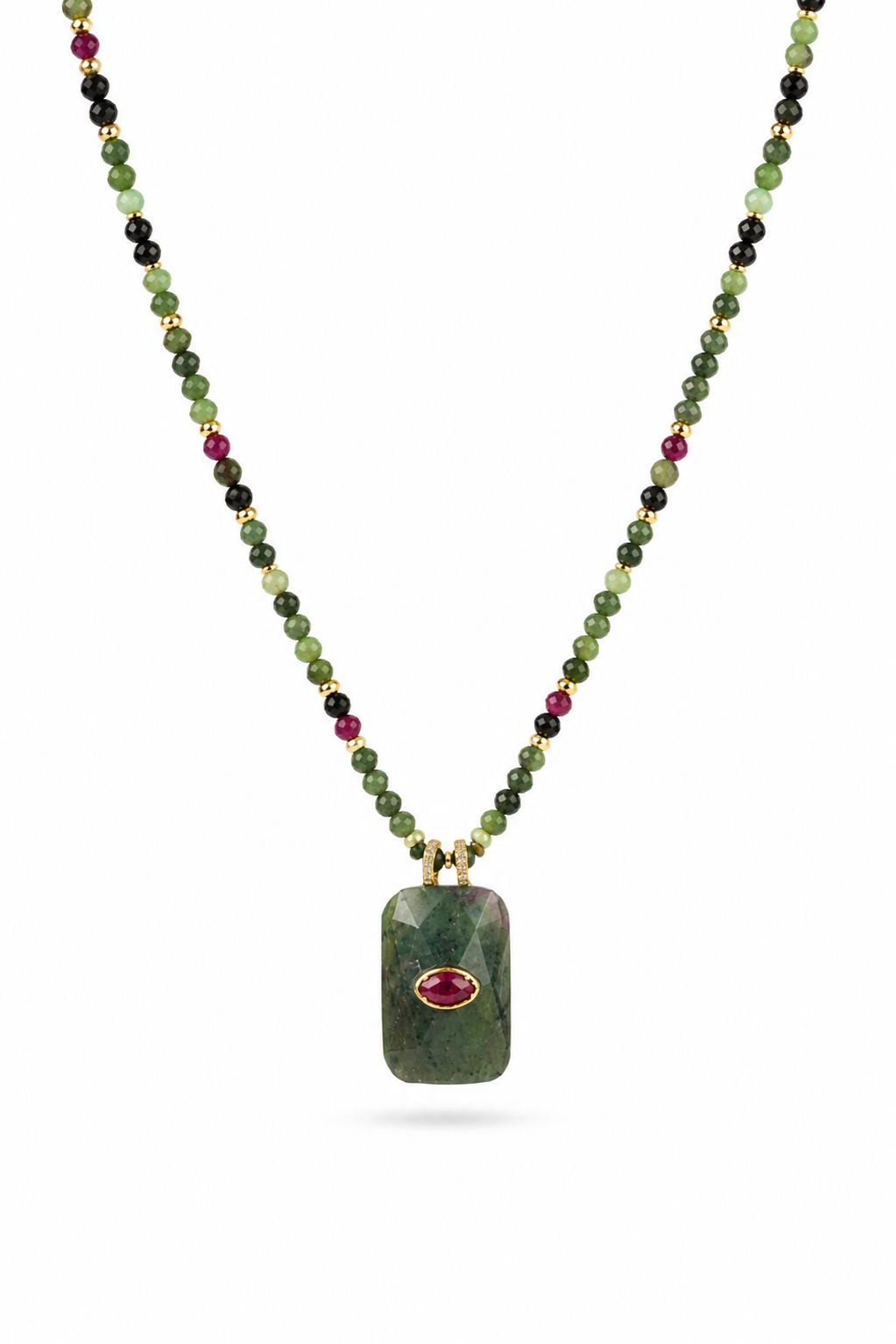 Collier Naty rubis zoisite sur fil doré composé de perles en rubis zoïsite avec pendentif rectangulaire en aventurine orné d'un œil en rhodonite - Bijou sur fond blanc