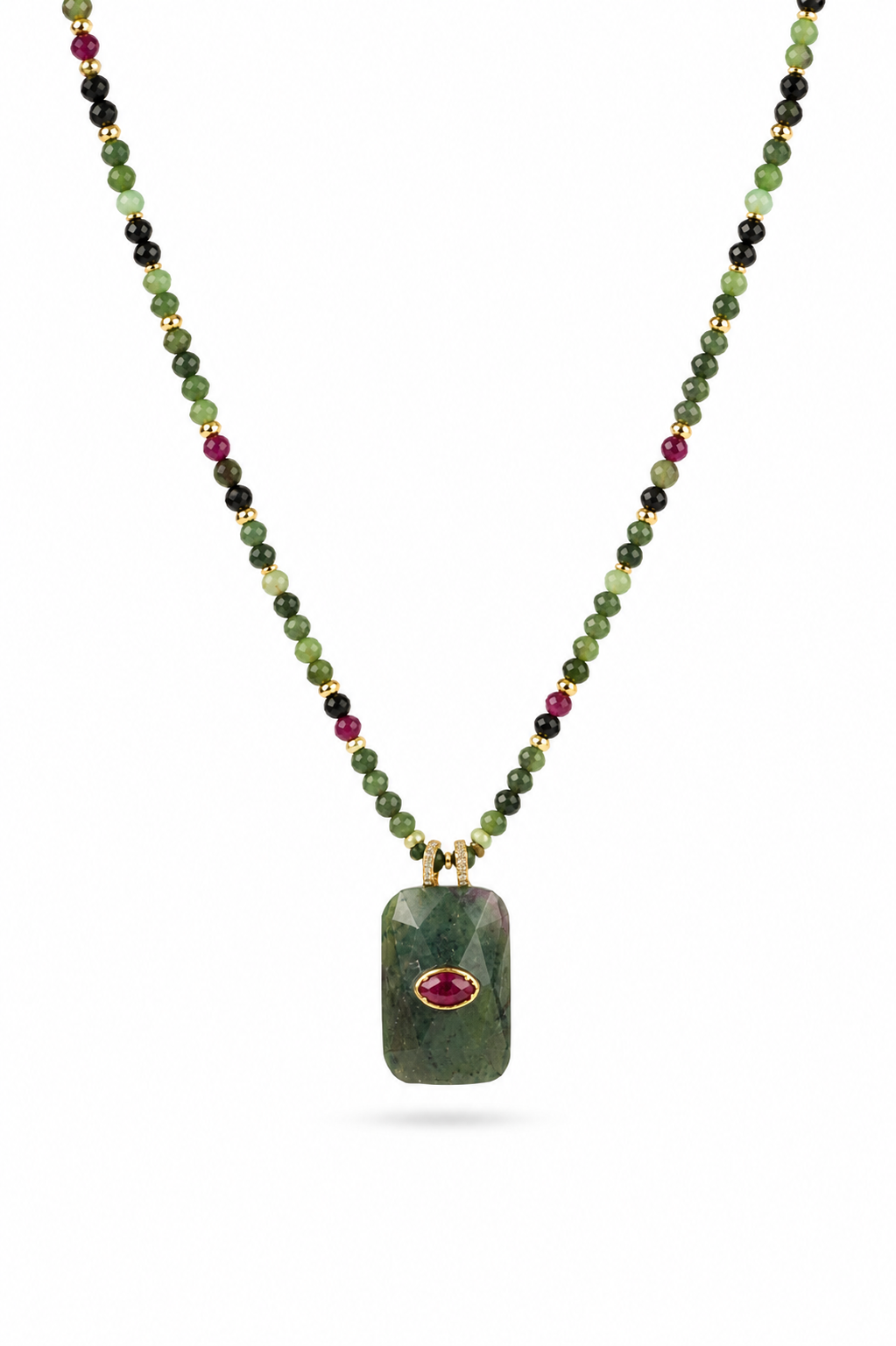 Collier Naty rubis zoisite sur fil doré composé de perles en rubis zoïsite avec pendentif rectangulaire en aventurine orné d'un œil en rhodonite - Bijou sur fond blanc