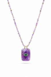 Collier sur fil doré composé de perles en améthyste avec pendentif rectangulaire orné d'un œil en malachite - Bijou sur fond blanc