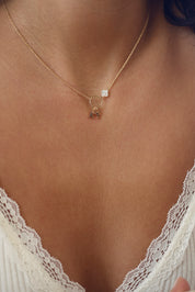 Collier personnalisable doré Nayla anneau orné d'un trèfle en nacre pour charms - Bijou porté