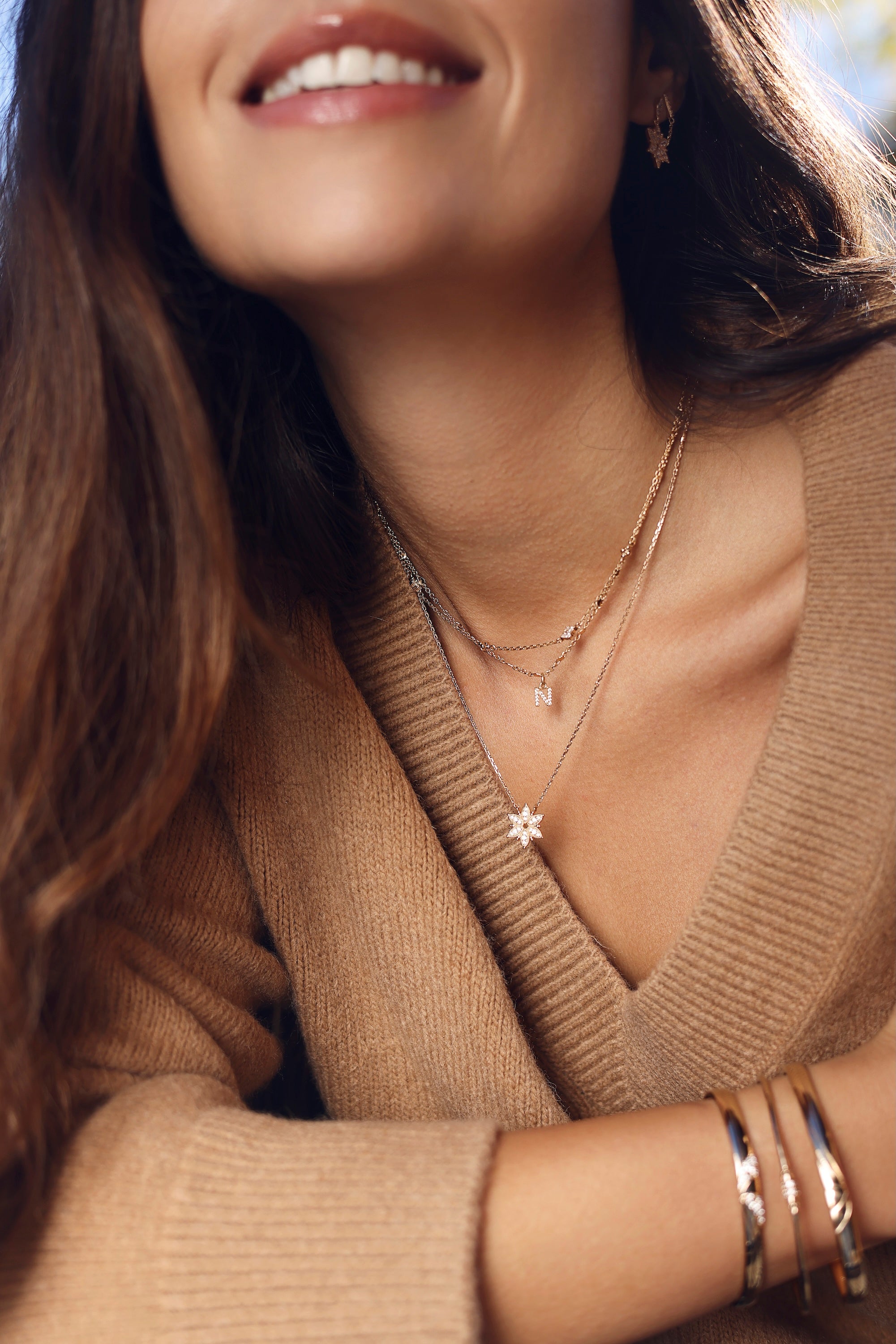 Collier doré Neije pendentif flocon de neige serti de zircons - Bijou porté