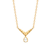 Collier doré Neila avec pendentif en V et zircon pendant en forme de goutte - Bijou photographié sur fond blanc
