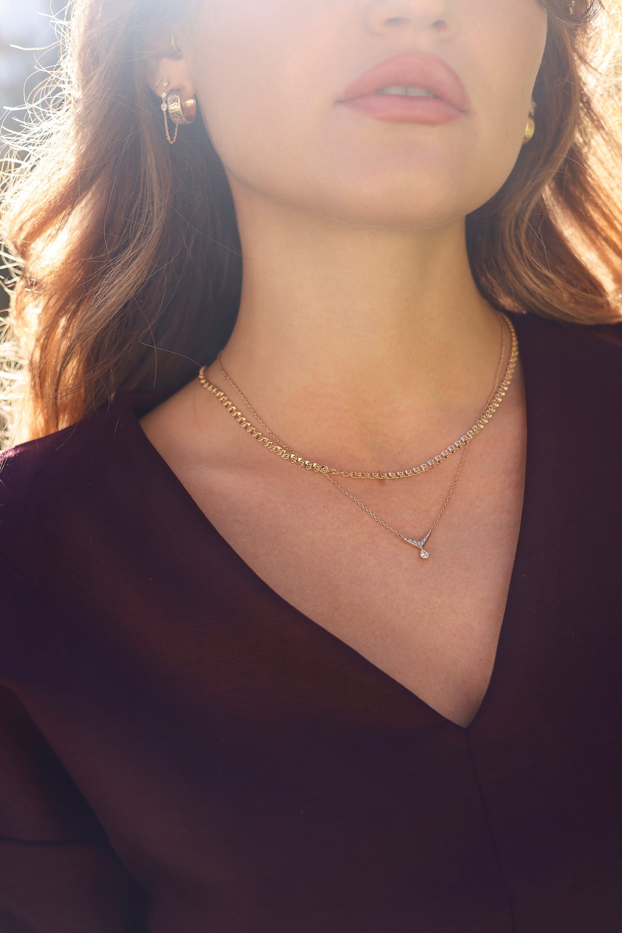 Collier doré Neila avec pendentif en V et zircon pendant en forme de goutte - Bijou porté