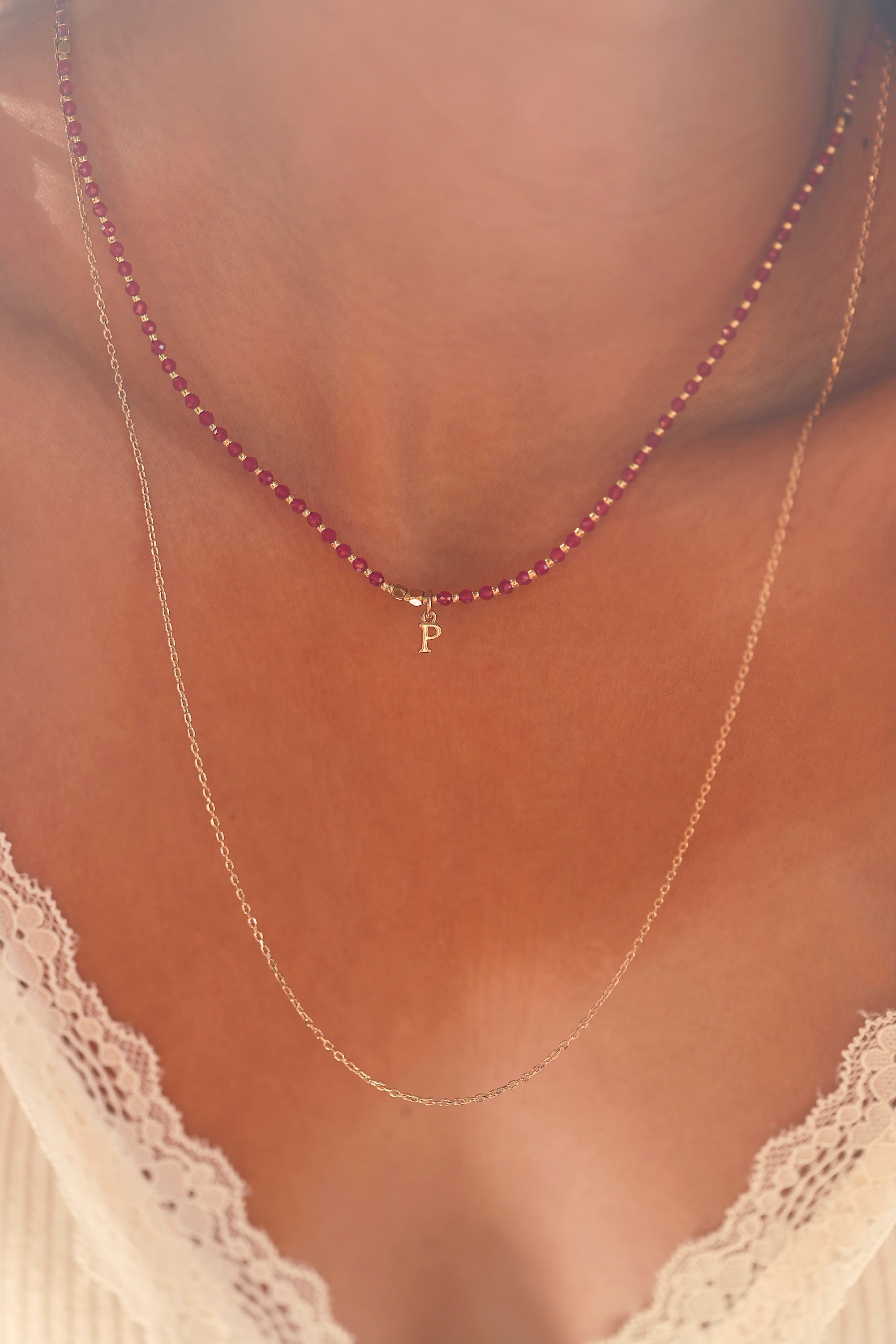 Collier personnalisable initiales et charms Nelia agate fuchsia - Bijou porté