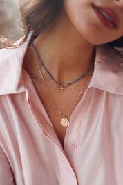 Collier personnalisable doré Nelia lapis lazuli en pierres naturelles pour lettres de l'alphabet et charms - Bijou porté