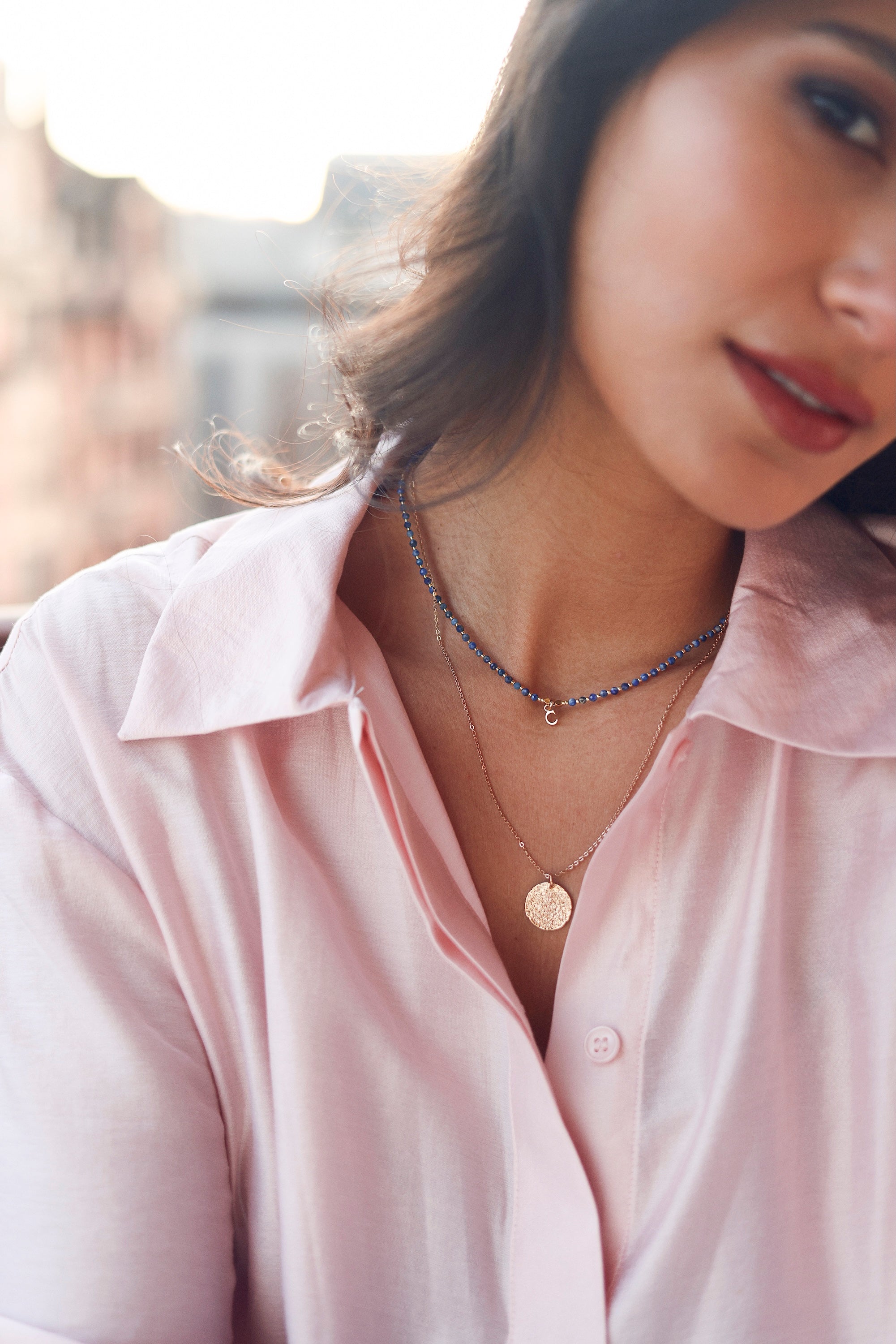 Collier personnalisable doré Nelia lapis lazuli en pierres naturelles pour lettres de l'alphabet et charms - Bijou porté