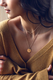 Collier personnalisable doré Nelia pierre du soleil en pierres naturelles pour lettres de l'alphabet et charms - Bijou porté