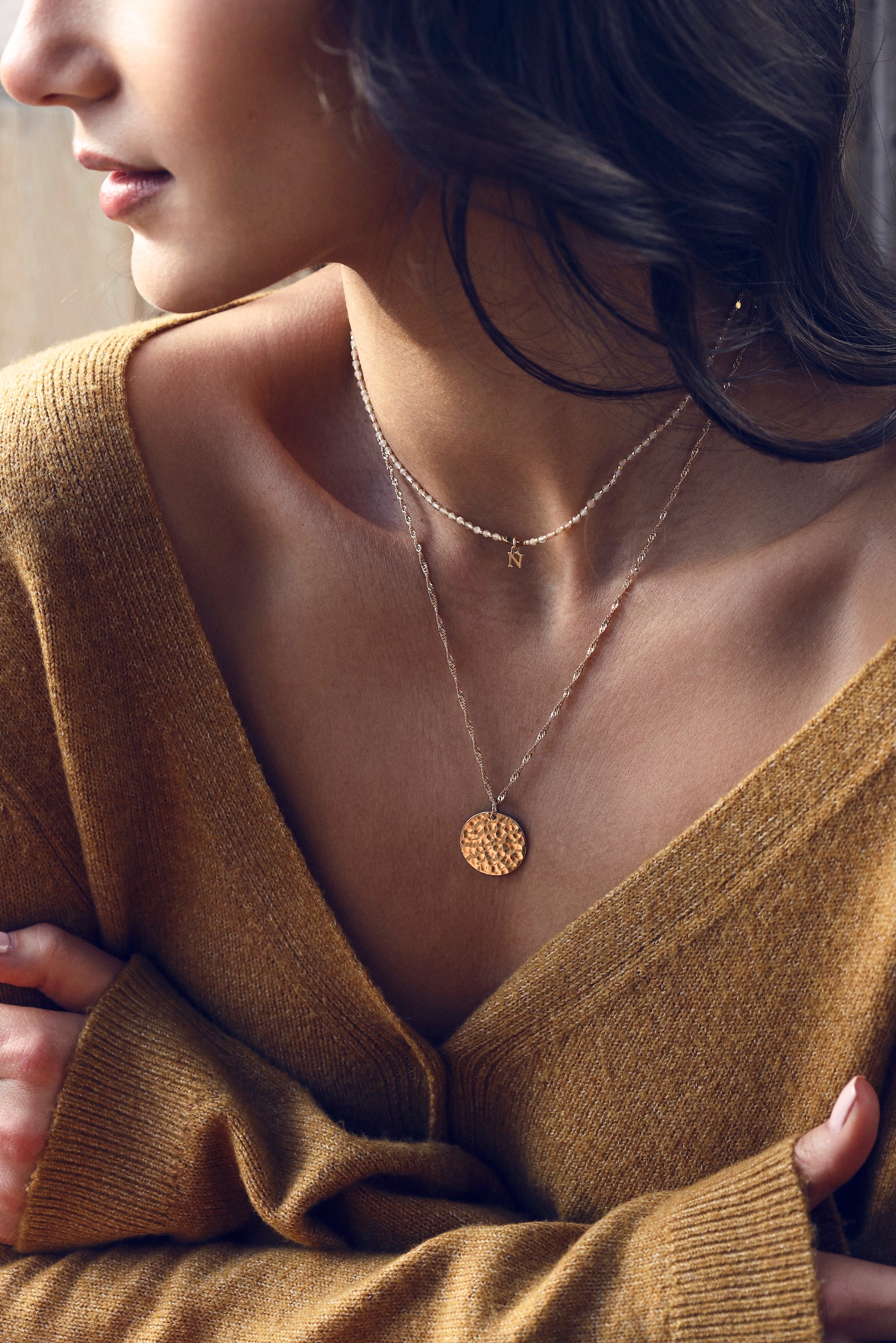 Collier personnalisable doré Nelia pierre du soleil en pierres naturelles pour lettres de l'alphabet et charms - Bijou porté