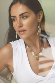 Collier doré Nelly chaîne en maille avec pendentifs coquillages, étoile de mer, poisson et soleil - Bijou porté