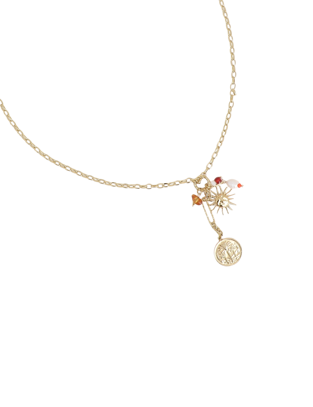 Collier doré Palmia chaîne en maille avec anneau torsadé orné d'un pendentif soleil, d'une médaille à motif palmiers et de pierres naturelles - Bijou sur fond blanc
