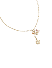 Collier doré Palmia chaîne en maille avec anneau torsadé orné d'un pendentif soleil, d'une médaille à motif palmiers et de pierres naturelles - Bijou sur fond blanc
