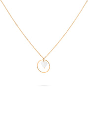 Collier doré Rama avec pendentif cœur en nacre et anneau - Bijou photographié sur fond blanc