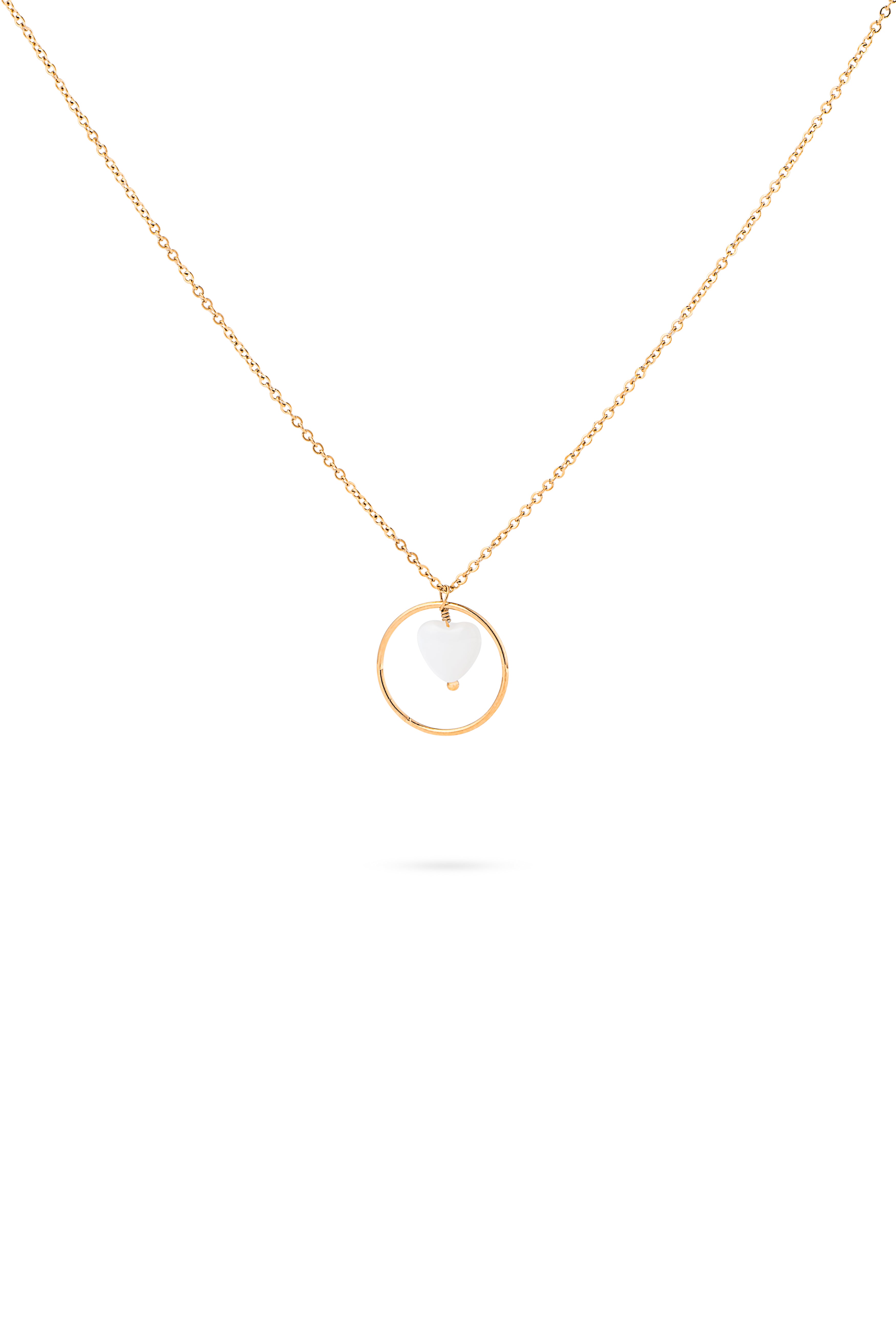Collier doré Rama avec pendentif cœur en nacre et anneau - Bijou photographié sur fond blanc