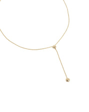 Collier doré Rayana sautoir cravate orné de soleils martelés - Bijou sur fond blanc