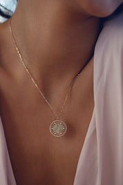 Collier personnalisable doré Rita avec médaille au contour orné de motifs délicatement ajourés et sertis de zircons - Bijou porté