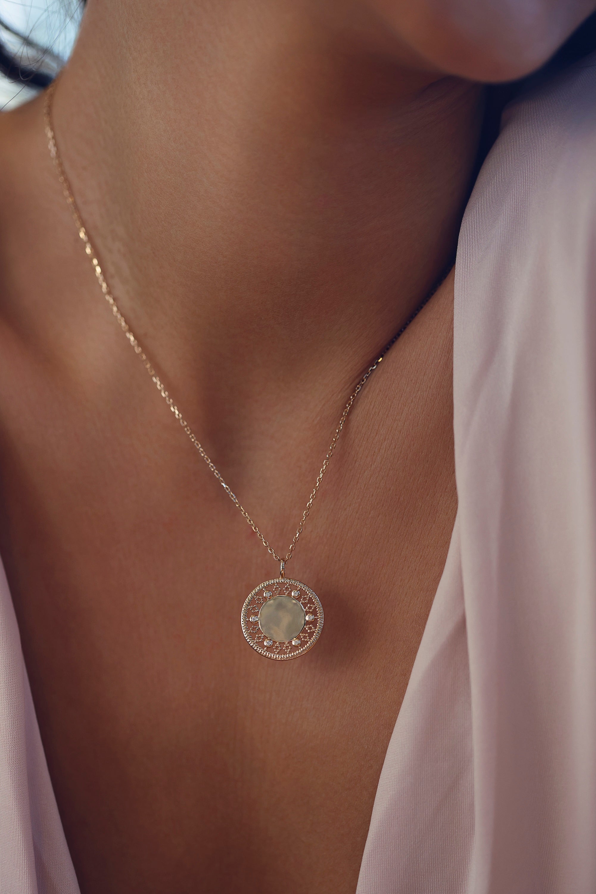 Collier personnalisable doré Rita avec médaille au contour orné de motifs délicatement ajourés et sertis de zircons - Bijou porté