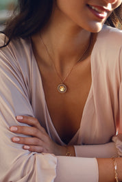Collier personnalisable doré Rita avec médaille au contour orné de motifs délicatement ajourés et sertis de zircons - Bijou porté