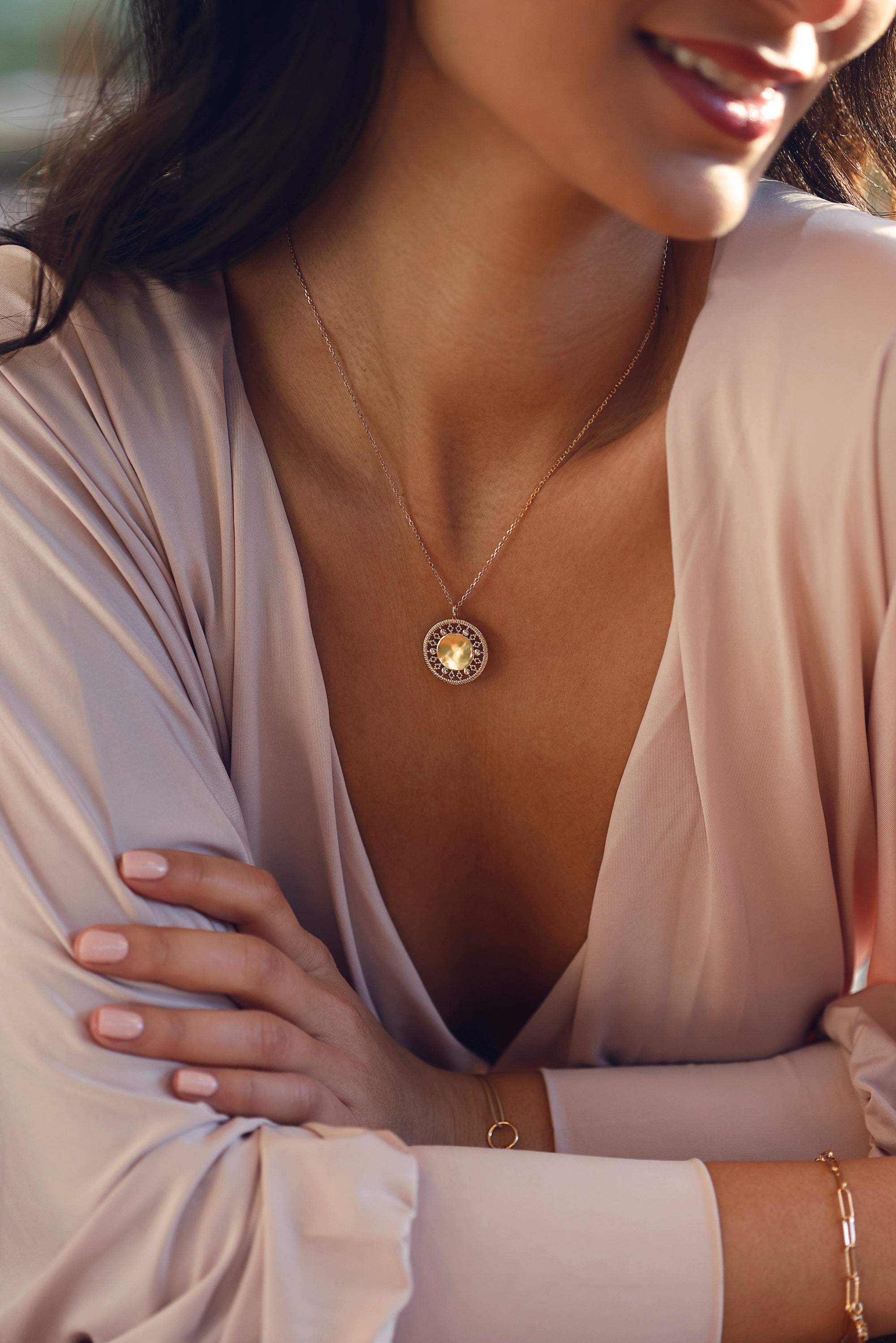 Collier personnalisable doré Rita avec médaille au contour orné de motifs délicatement ajourés et sertis de zircons - Bijou porté