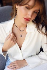 Collier doré Sanda lapis lazuli orné de pierres naturelles - Bijou porté