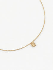Collier doré Saona chaîne fine avec pendentif coquillage - Bijou sur fond blanc
