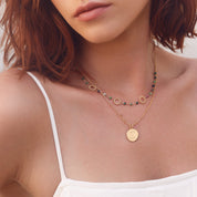 Collier doré Shams orné de trois soleils et de petites perles en rubis zoïsite - Bijou porté