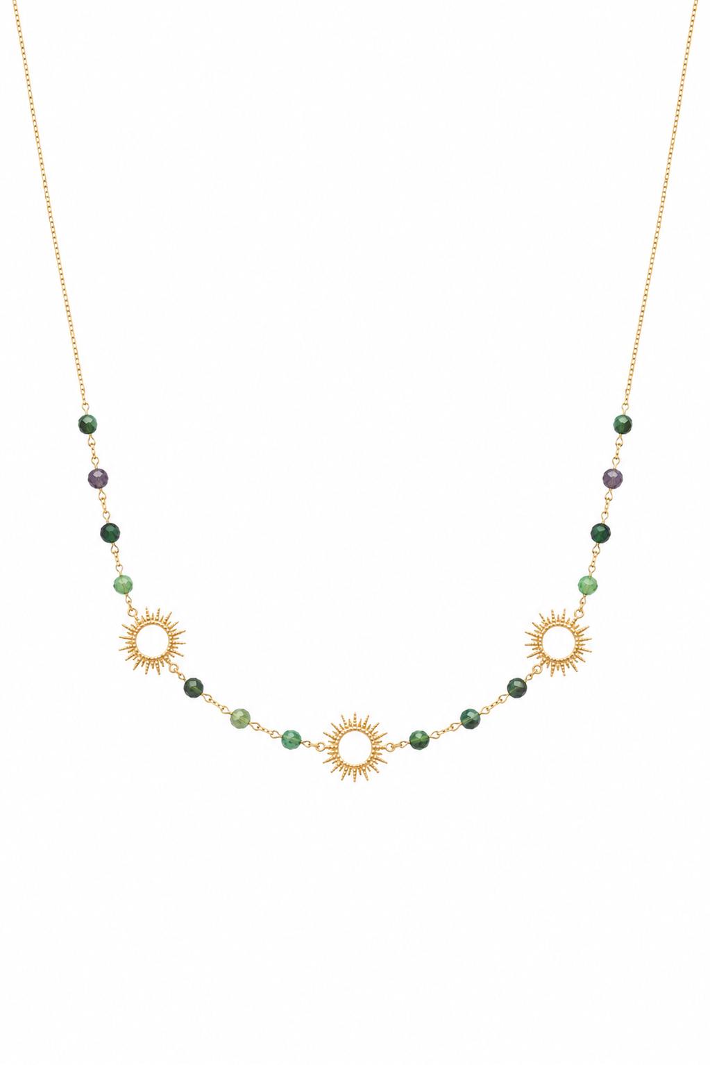 Collier doré Shams orné de trois soleils et de petites perles en rubis zoïsite - Bijou sur fond blanc