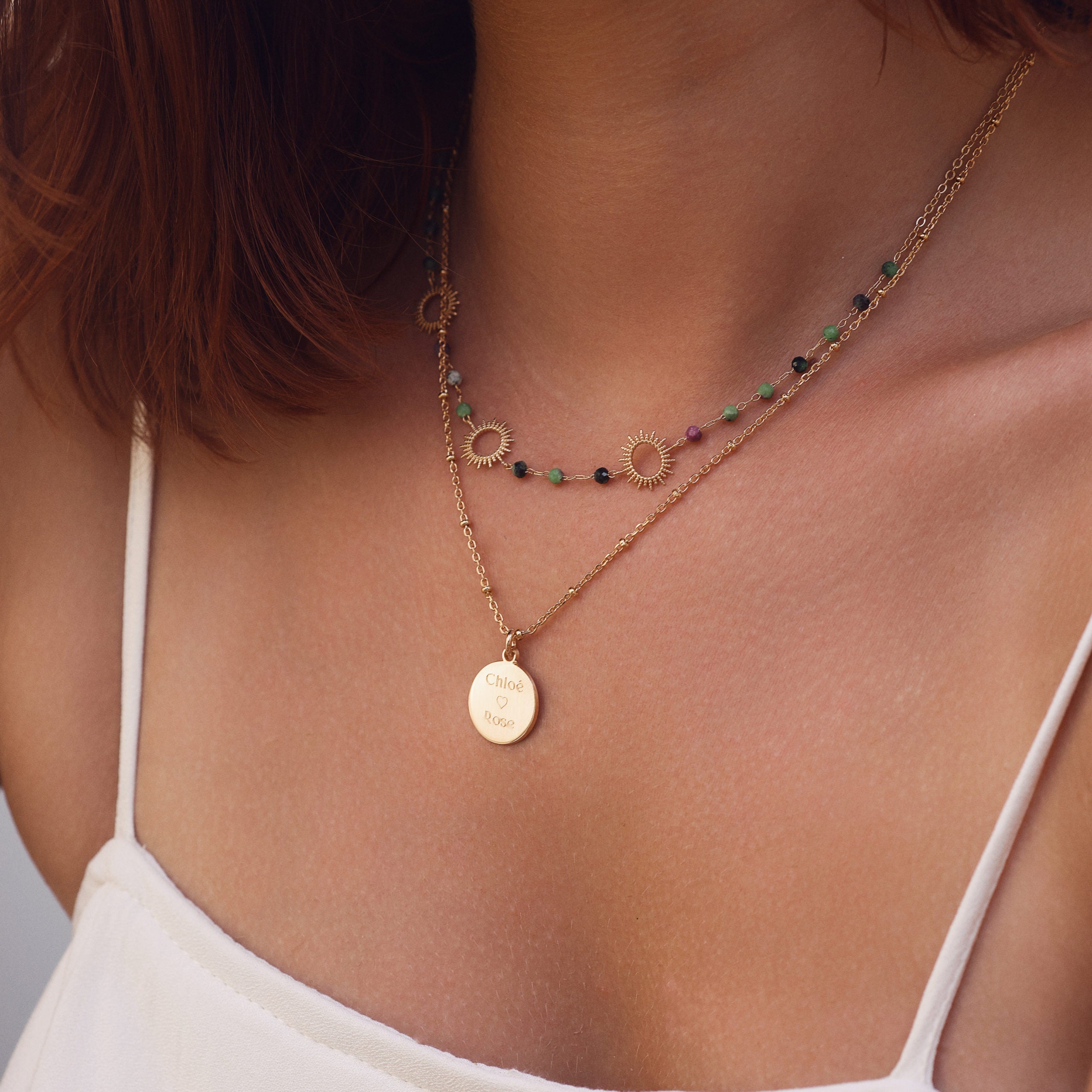 Collier doré Shams orné de trois soleils et de petites perles en rubis zoïsite - Bijou porté