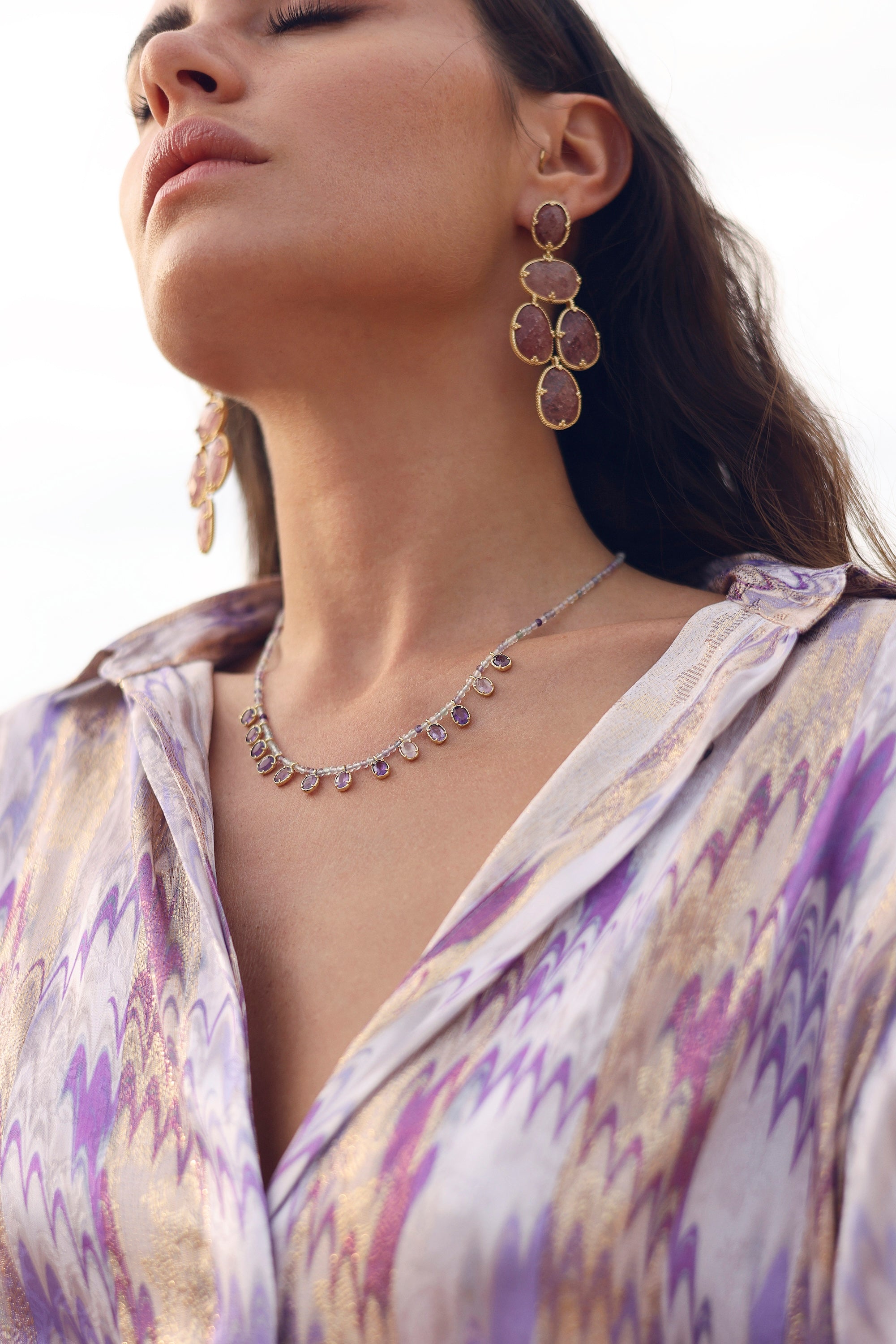 Collier Sibylle améthyste sur fil doré composé de perles et pampilles en améthyste - Bijou porté
