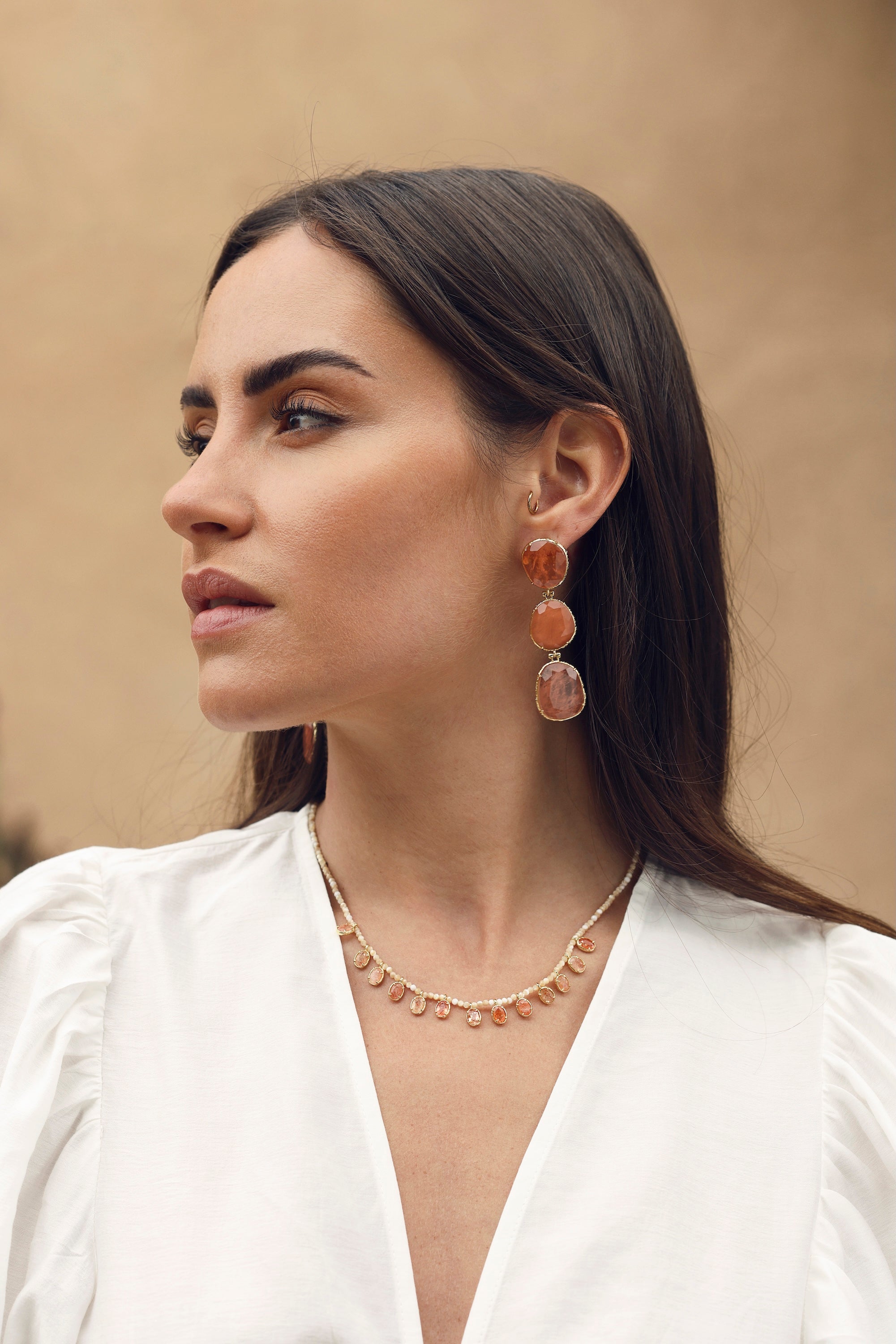 Collier Sibylle quartz orange sur fil doré composé de perles en nacre beige avec pampilles en quartz orange - Bijou porté