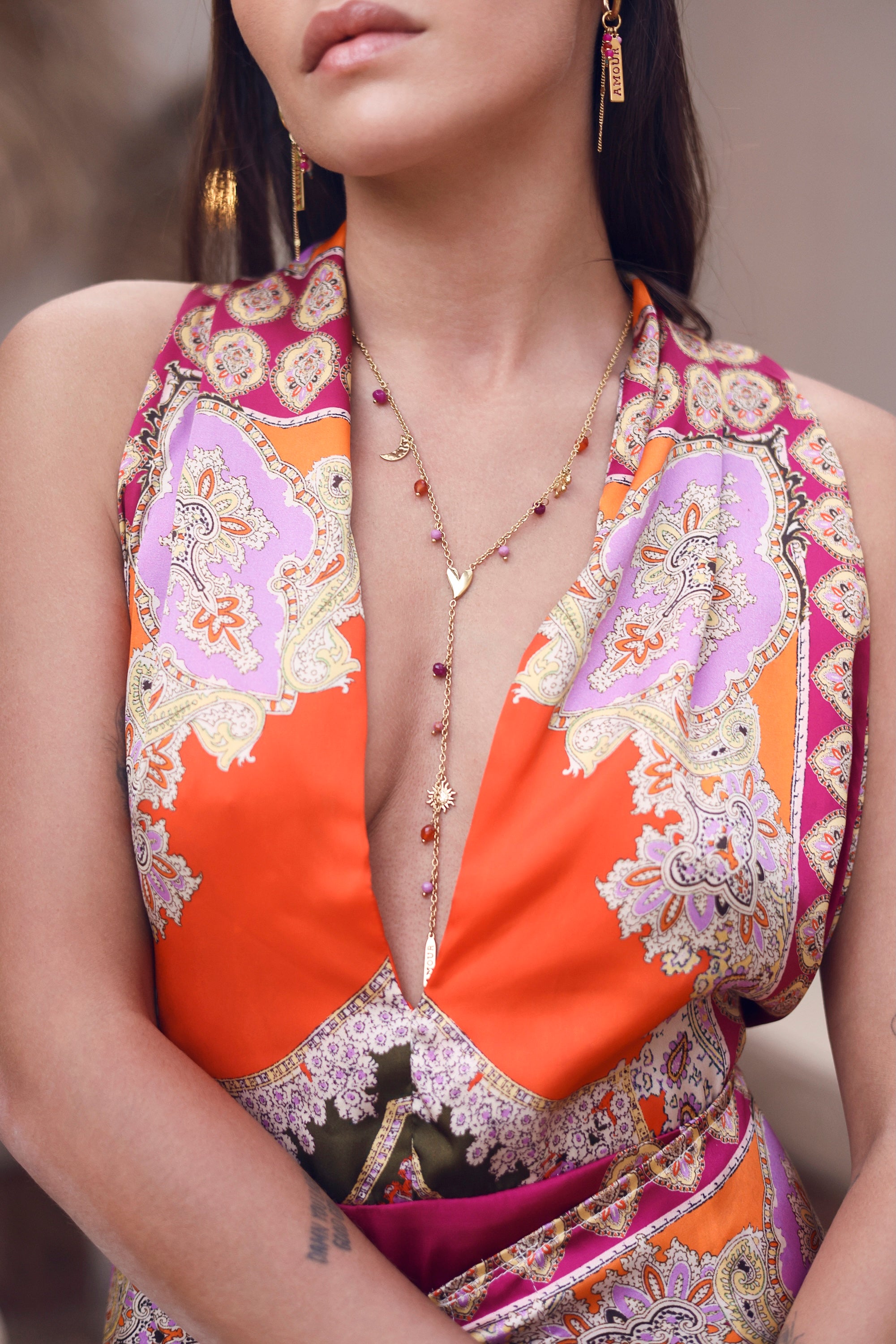 Collier doré sautoir Solal cravate orné de pendentifs cœur, lune, trèfle, soleil, amulette "amour" et pierres naturelles - Bijou porté