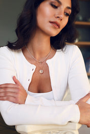 Collier personnalisable doré Tania avec médaille au centre lisse entouré d'un motif perlé et ajouré - Bijou porté