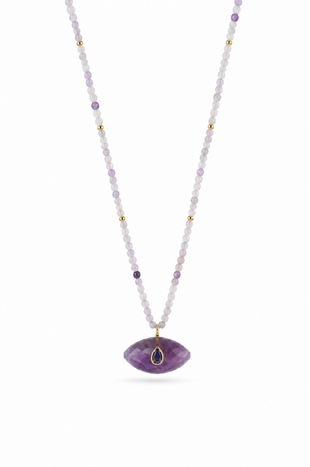 Collier sur fil doré Thelma améthyste composé de perles en améthyste avec pendentif en forme d'œil orné d'une goutte en lapis lazuli - Bijou sur fond blanc
