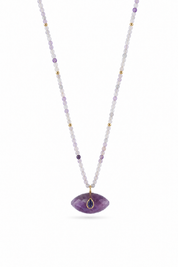 Collier sur fil doré Thelma améthyste composé de perles en améthyste avec pendentif en forme d'œil orné d'une goutte en lapis lazuli - Bijou sur fond blanc