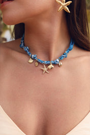 Collier doré Yarina bleu tissu bandana bleu avec pendentifs étoile de mer et coquillages - Bijou porté