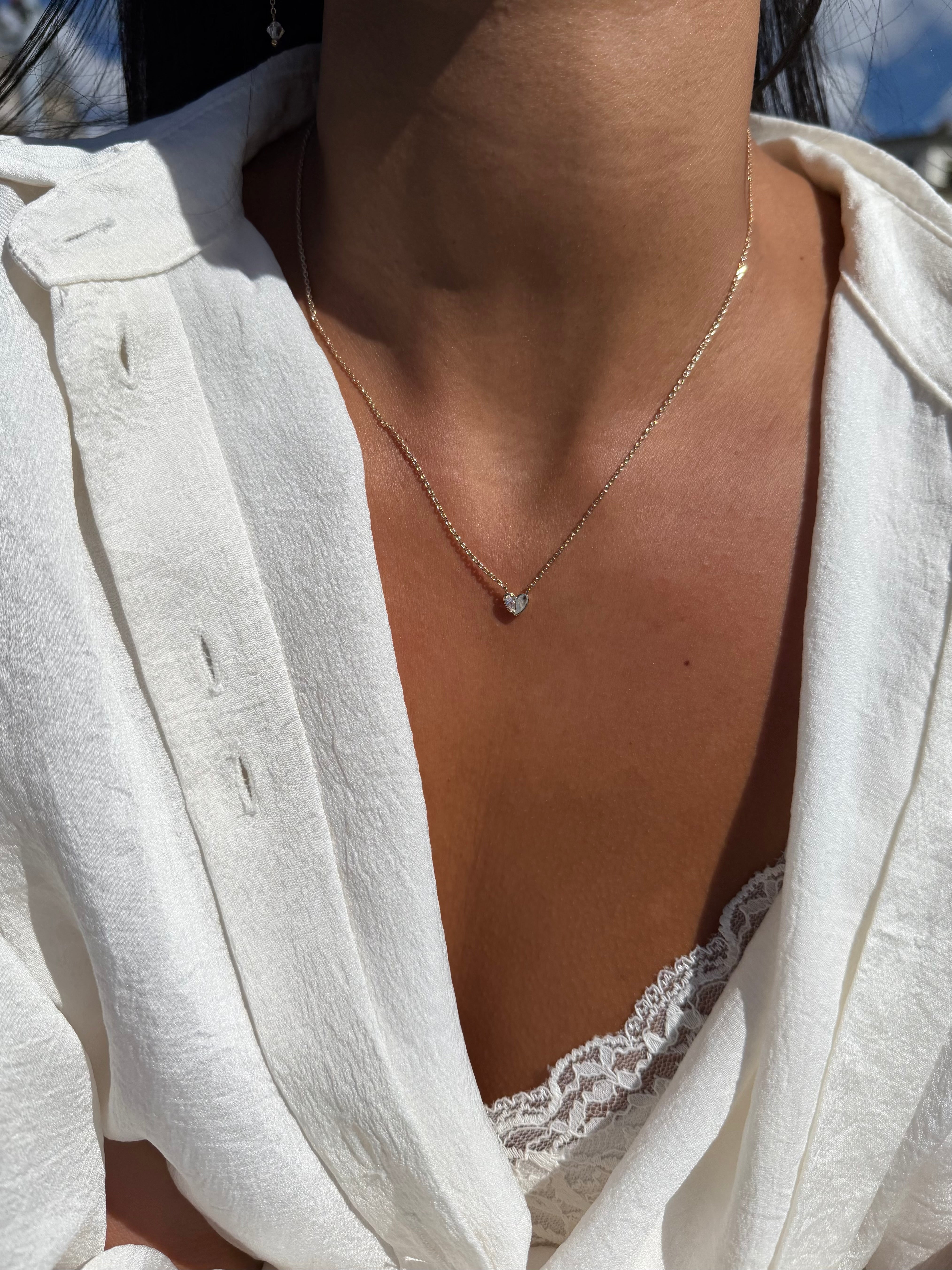 Collier doré Yoana avec pendentif cœur orné d'un zircon - Bijou porté