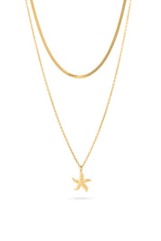 Collier Yvanne à double chaîne doré composé d'une chaîne miroir et d'une chaîne fine avec un pendentif étoile de mer - Bijou sur fond blanc