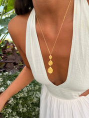 Collier doré Zaniah orné de trois gouttes texturées - Bijou porté