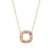 Collier doré Zoé pendentif carré serti de zircons colorés - Bijou sur fond blanc