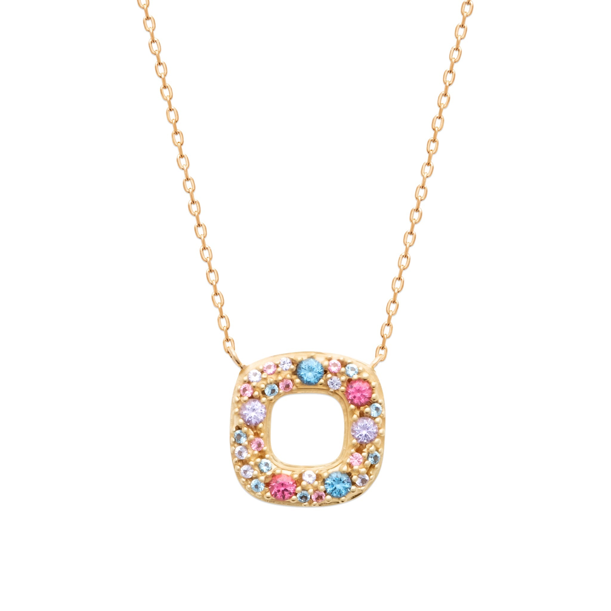 Collier doré Zoé pendentif carré serti de zircons colorés - Bijou sur fond blanc