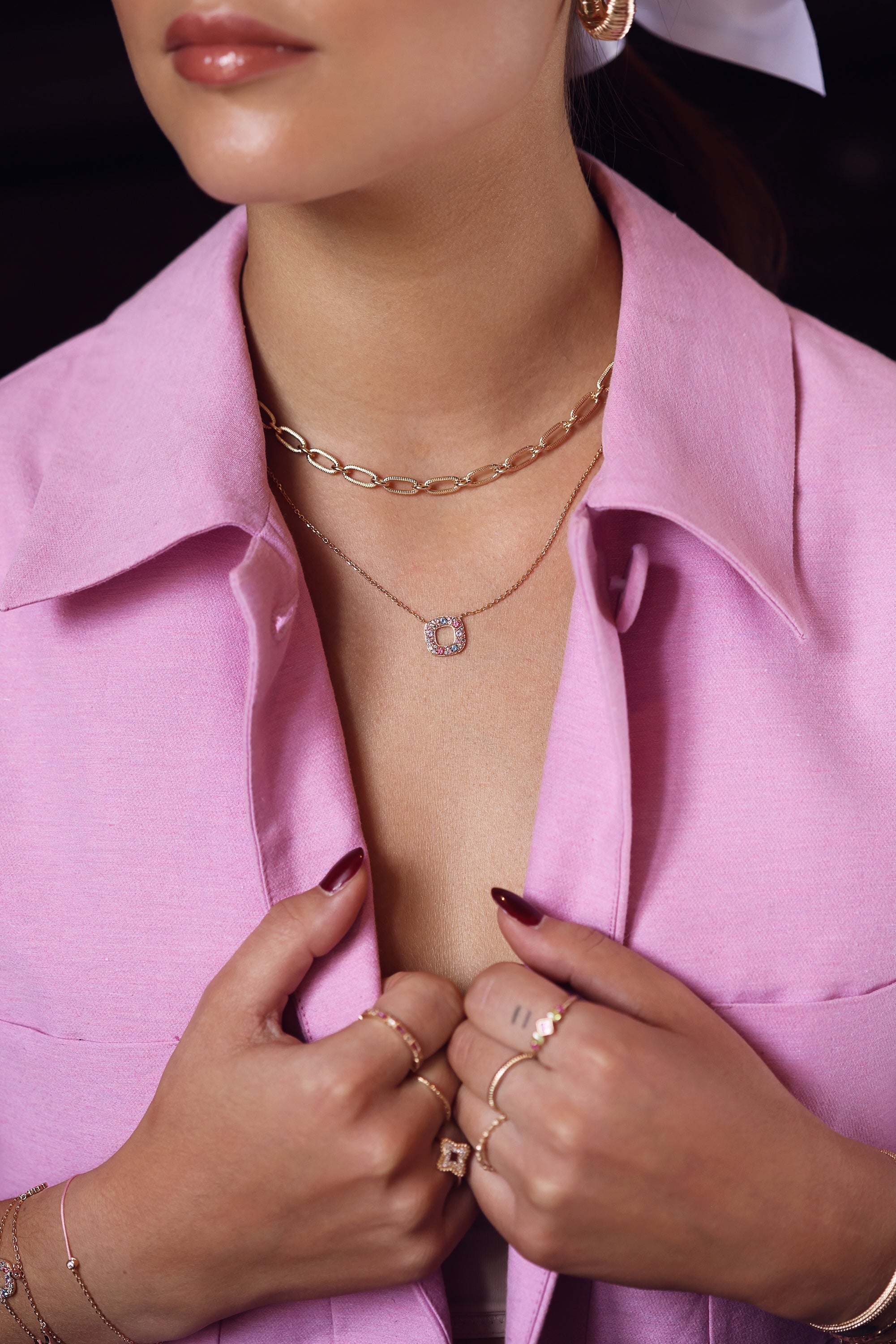Collier doré Zoé pendentif carré serti de zircons colorés - Bijou porté