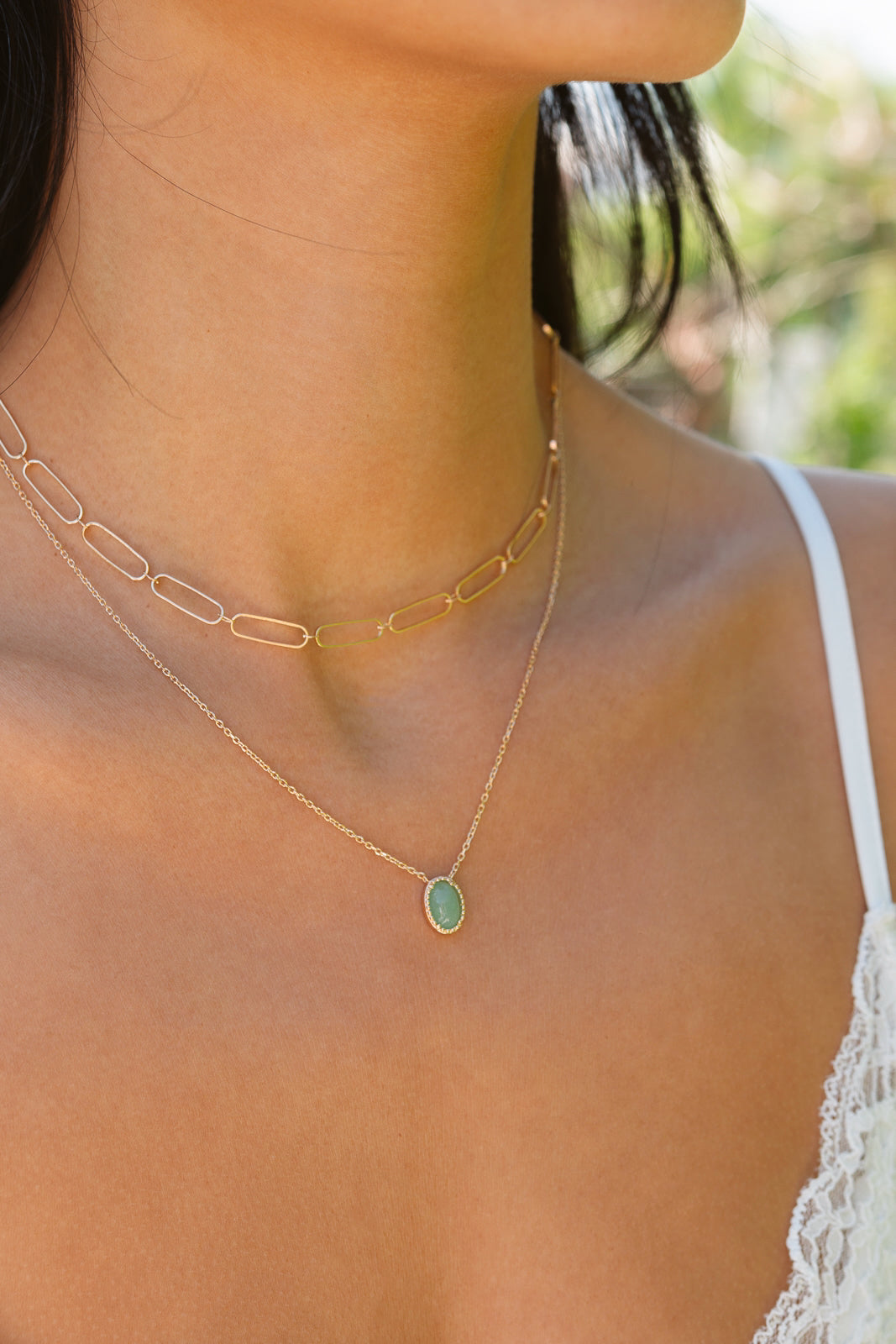 Collier doré Abby en maille rectangles ovalisés - Bijou porté