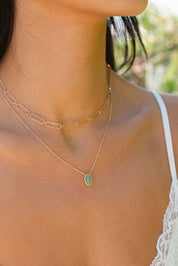 Collier doré Abby en maille rectangles ovalisés - Bijou porté