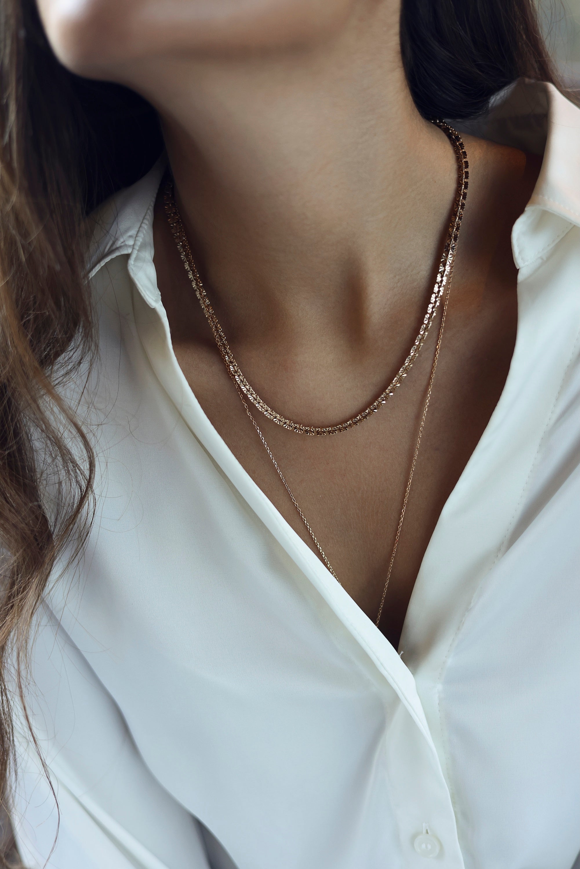 Collier doré Adelaine en maille composée de petits carrés striés - Bijou porté
