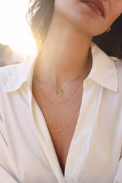 Collier personnalisable doré Adele anneau martelé pour pendentif lettre ou charm - Bijou porté