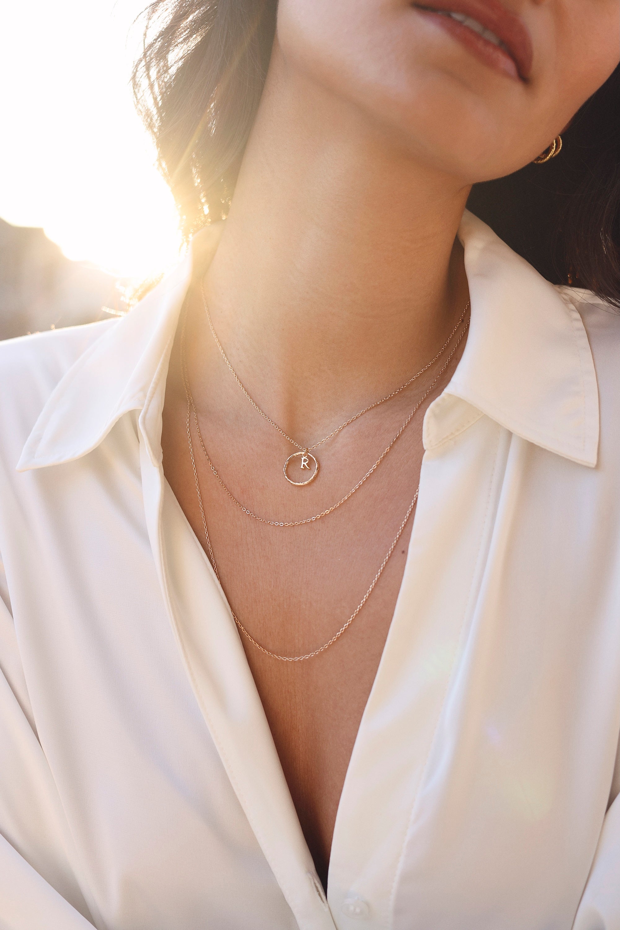 Collier personnalisable doré Adele anneau martelé pour pendentif lettre ou charm - Bijou porté